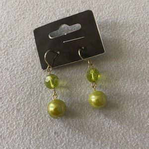 Cute fake pearl earring. Green.